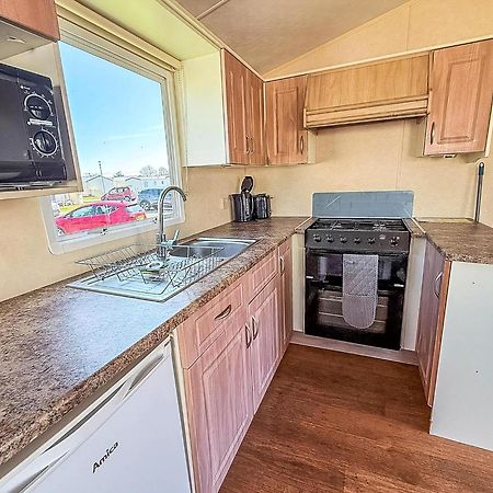 Superb Caravan At Seawick Holiday Park, Sleeps 8 Ref 27202Sw 滨海克拉克顿 外观 照片