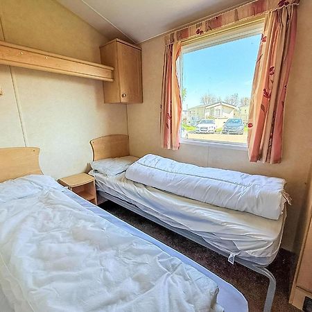 Superb Caravan At Seawick Holiday Park, Sleeps 8 Ref 27202Sw 滨海克拉克顿 外观 照片
