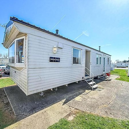 Superb Caravan At Seawick Holiday Park, Sleeps 8 Ref 27202Sw 滨海克拉克顿 外观 照片