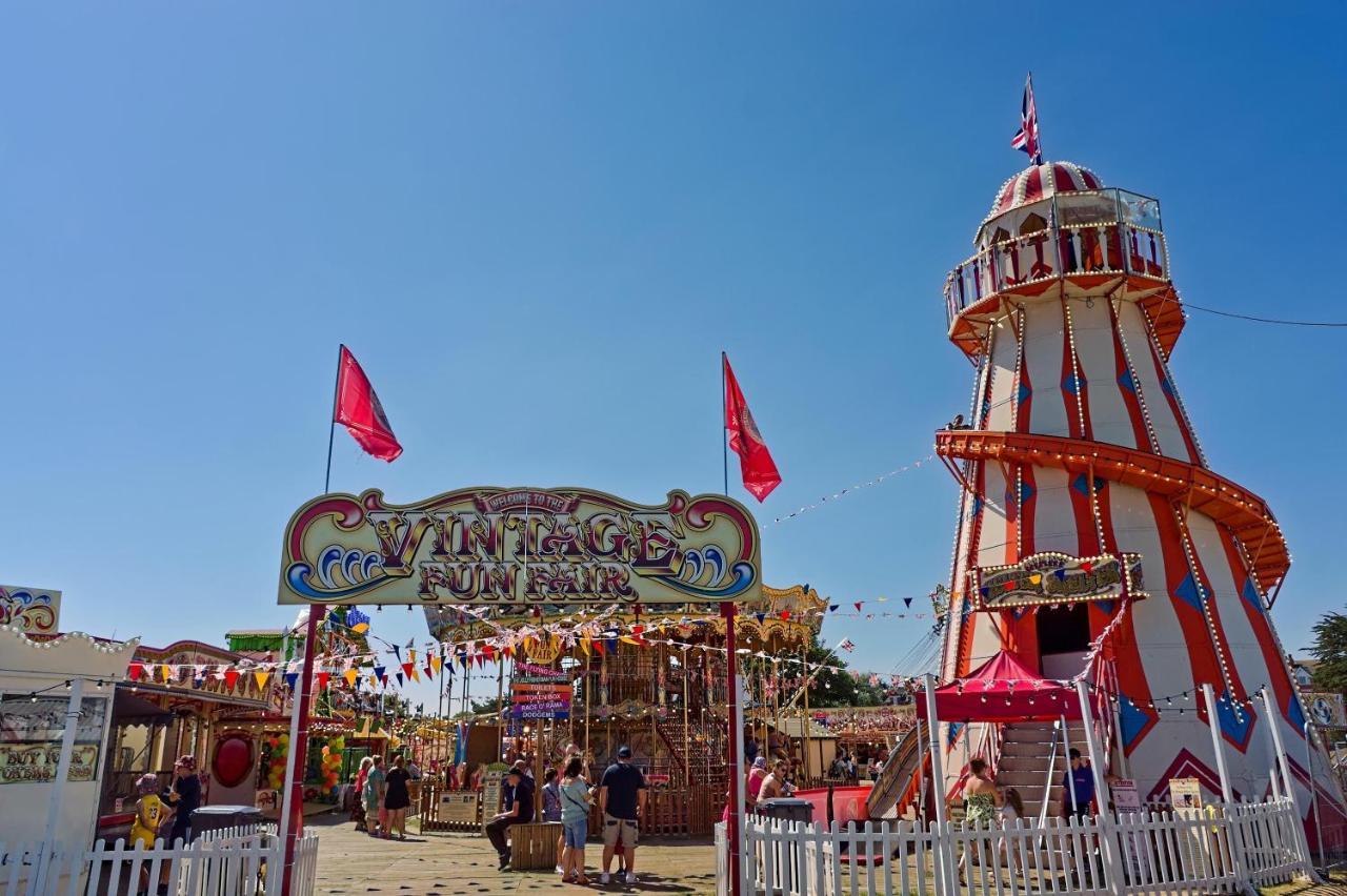 Superb Caravan At Seawick Holiday Park, Sleeps 8 Ref 27202Sw 滨海克拉克顿 外观 照片