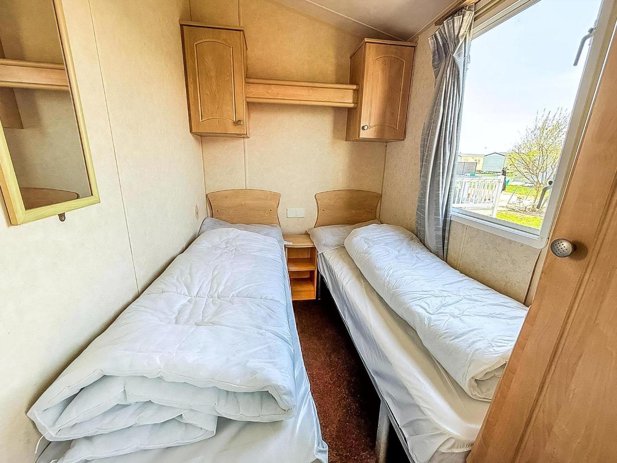 Superb Caravan At Seawick Holiday Park, Sleeps 8 Ref 27202Sw 滨海克拉克顿 外观 照片